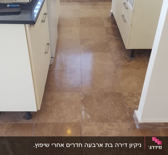 מטבח עם כיור, דלי כחול ומשטח עבודה